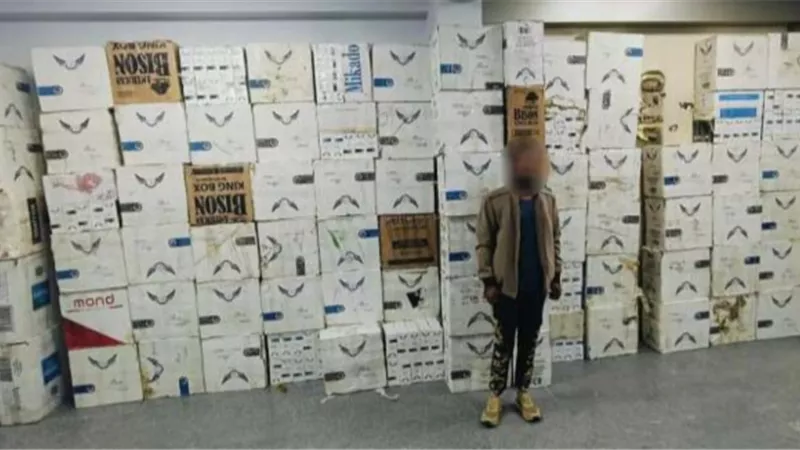 ضبط شخص بـ45 ألف علبة سجائر مجهولة بمطروح