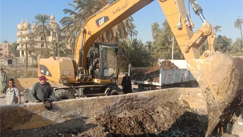 محافظ أسيوط يوجه بإستمرار رفع نواتج تطهير الترع