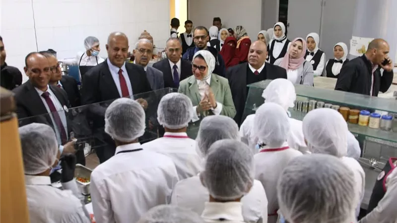 نائب محافظ الوادي الجديد تتفقّد تدريب طلاب الفندقية بالخارجة