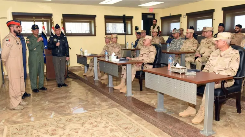 وزير الدفاع يتفقد إحدى القواعد الجوية ويلتقى مقاتلى القوات الجوية