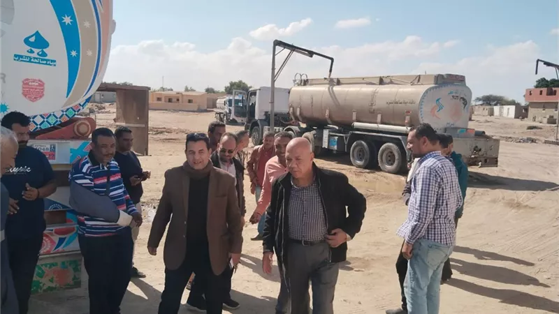 رئيس شركة مياه البحر الأحمر يتفقد محطة تحليه المياه بالشلاتين