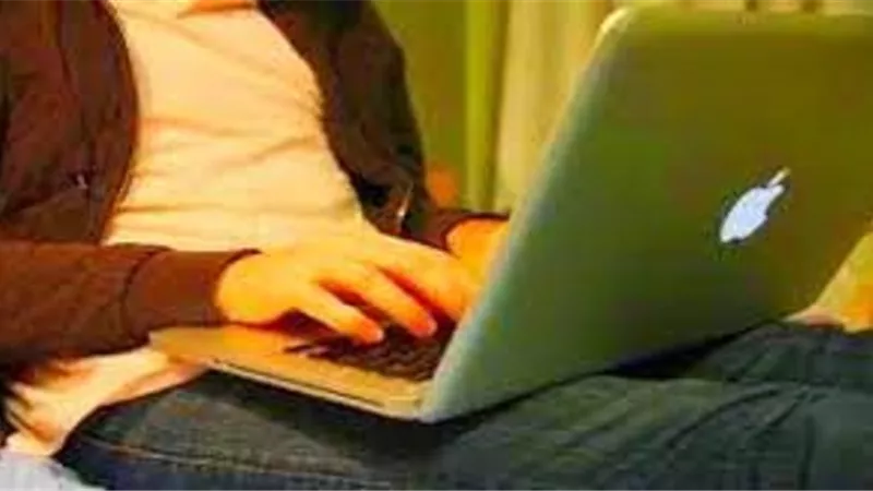 هل وضع اللاب توب على الساقين يسبب تلفًا للجهاز ؟