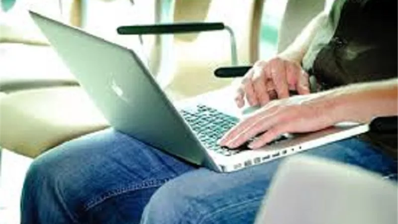 المخاطر الصحية لوضع الكمبيوتر المحمول على الساقين