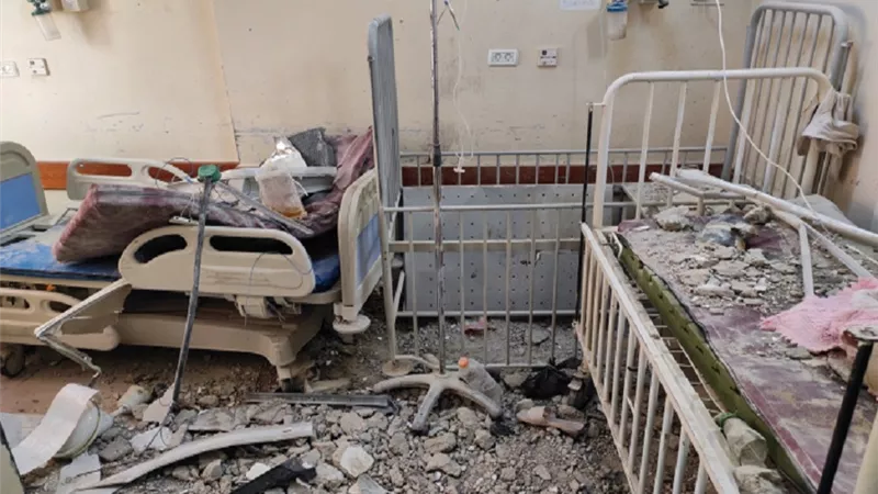الاحتلال يلقي قنابل حارقة على مولدات الكهرباء وخزانات الوقود بمستشفى كمال عدوان.. فيديو