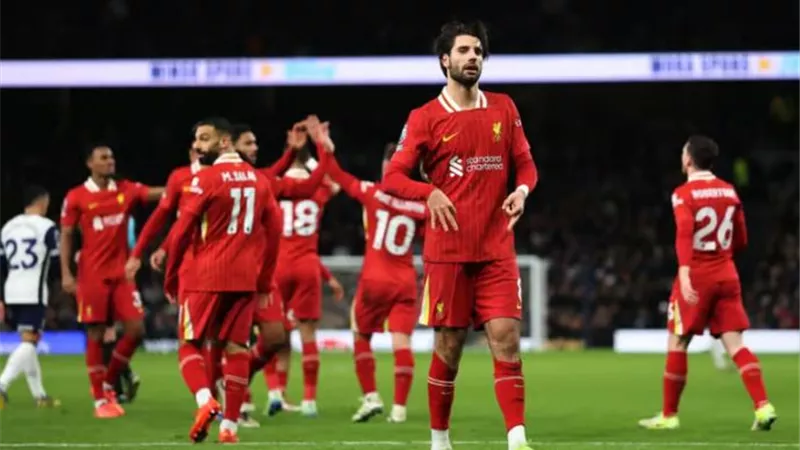 ليفربول يضرب توتنهام بثلاثية في الشوط الأول.. فيديو