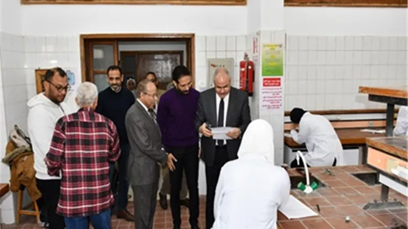 رئيس جامعة قناة السويس يتفقد لجان الامتحانات العملية بكلية الزراعة