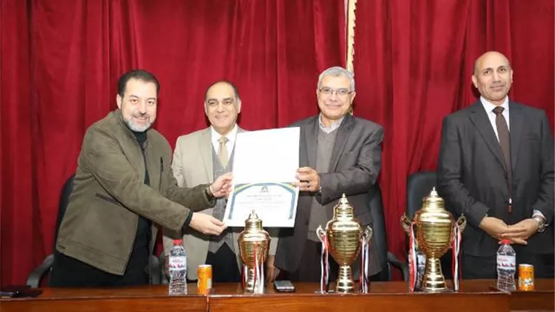 رئيس جامعة الزقازيق يشهد فعاليات ختام مهرجان المسرح