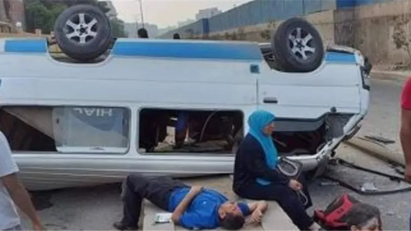 إصابة 5 في انقلاب ميكروباص واصطدامه بالحاجز الخرساني فى سوهاج