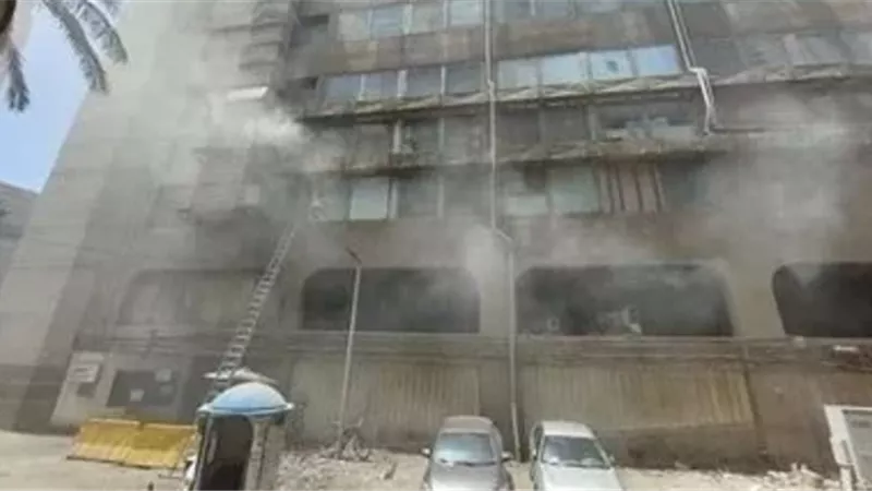المعمل الجنائي يعاين حريق مطبعة في المرج