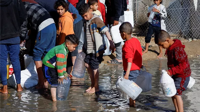 بلدية غزة تحذر من انهيار بيئي بسبب شح المياه وتسرب الصرف الصحي