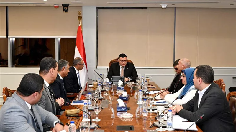 وزير الإسكان يتابع سير العمل بالجهاز التنفيذي للمياه