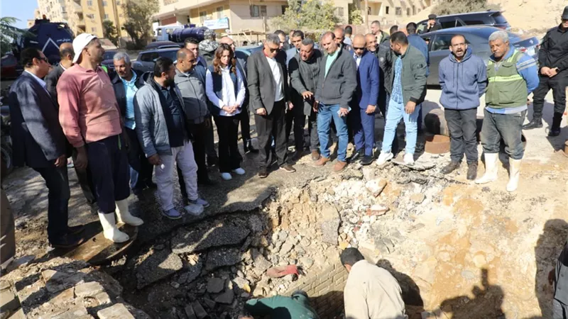 محافظ الجيزة يتفقد أعمال إصلاح كسر خط مياه بحدائق الأهرام