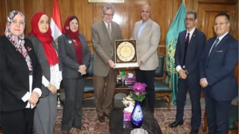 محافظ القليوبية يبحث سبل التعاون مع وفد كلية الطب ببنها.. صور