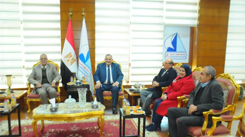 رئيس جامعة كفر الشيخ يستقبل لجنة مجلس الجامعات الأهلية