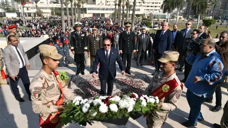 محافظ بورسعيد يضع إكليل الزهور للنصب التذكاري بميدان الشهداء