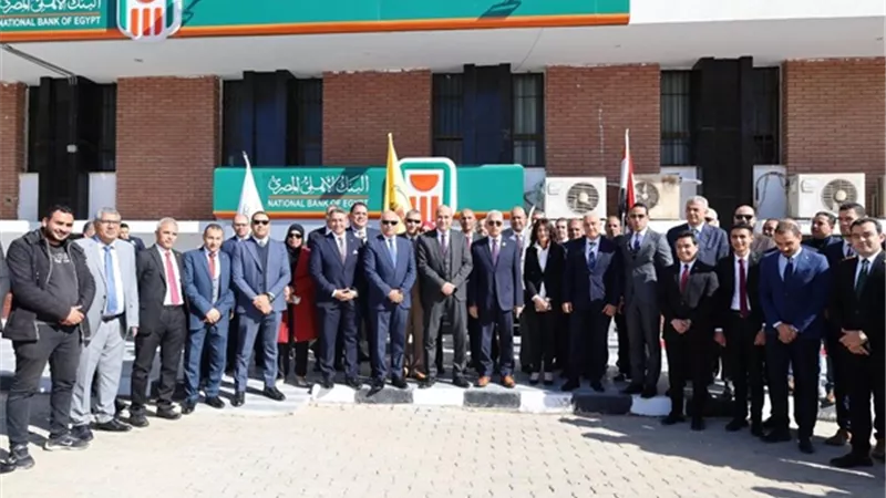 رئيس جامعة المنيا يفتتح فرع البنك الأهلي بالحرم الجامعي