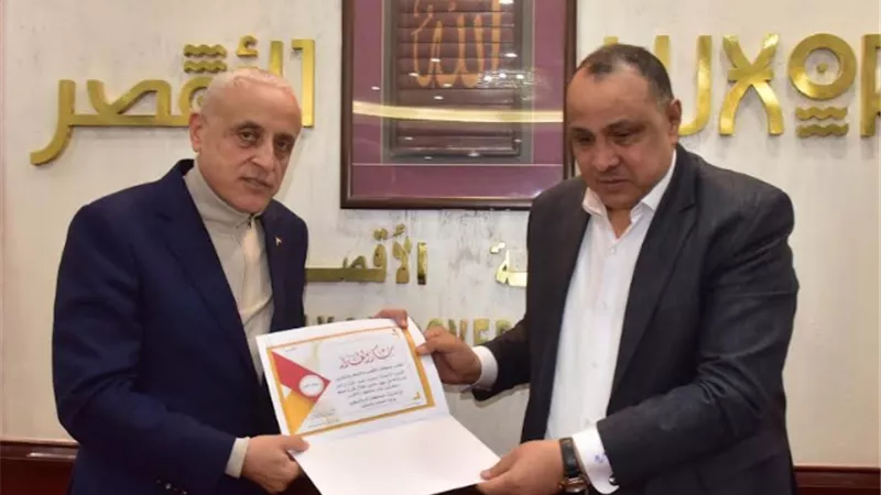 محافظ الأقصر يكرم السكرتير العام السابق