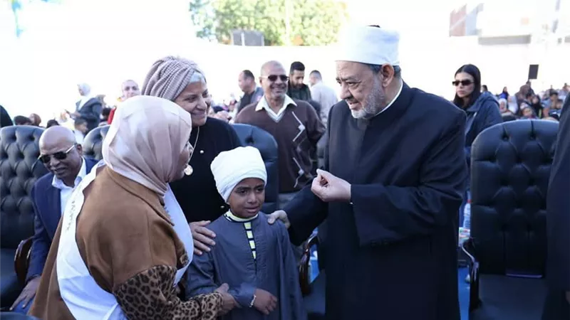 في لفتة إنسانية..شيخ الأزهر يجبر بخاطر تلميذ أزهري