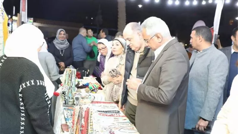 لجنة المشروعات الصغيرة بمجلس النواب تتفقد معرض 