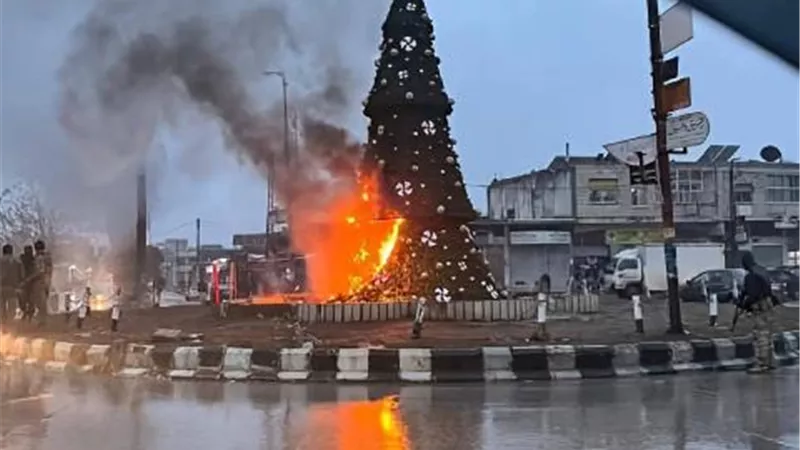أجانب من الشيشان.. عنصر بهيئة تحرير الشام يعلّق على إحراق شجرة الميلاد بحماة