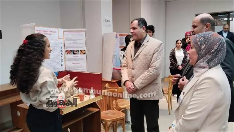 مدير تعليم دمياط يتفقد معرض العلوم والهندسة ويشيد بمشروعات الطلاب