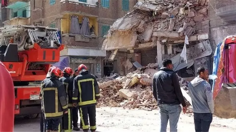 المعمل الجنائى يعاين موقع عقار قديم انهار في إمبابة