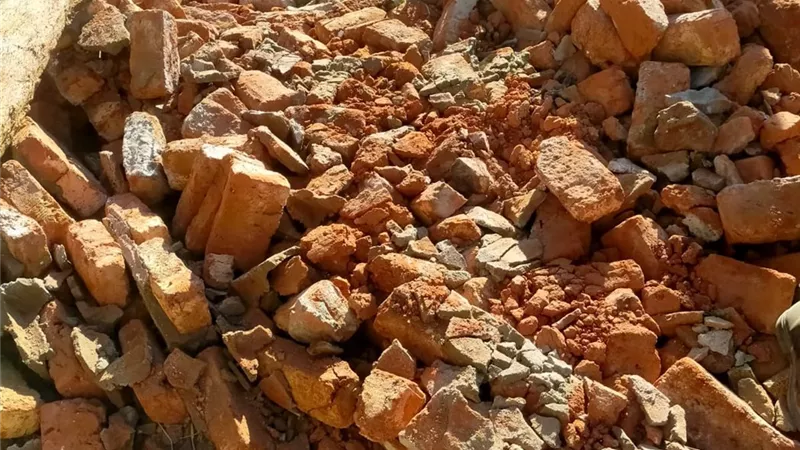 إزالة ٤ حالات تعدى على مساحة ٣٧٣ متر بمركز أرمنت