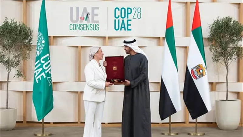 الإمارات تُكرّم وزيرة البيئة بوسام زايد الثاني