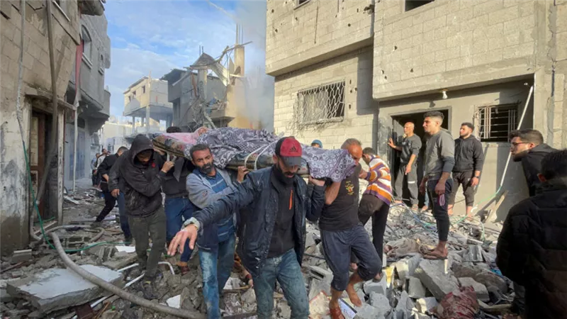 الاحتلال يستهدف خيام النازحين وعناصر تأمين المساعدات في غزة