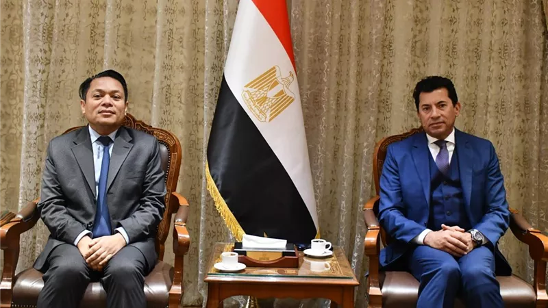 وزير الشباب يستقبل السفير الماليزي بمصر