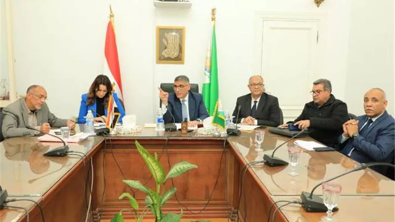 غلق ورشة غير مرخصة بالهرم ورفع المخلفات من شارع القومية بالوراق