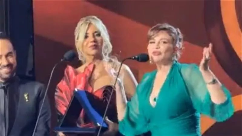 إلهام شاهين في لبنان.. والجمهور يغازلها