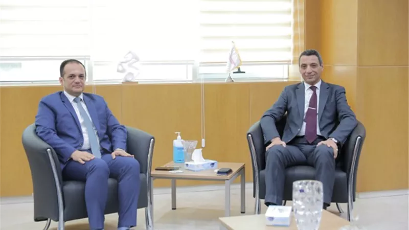 محافظ السويس يعرض تأثيرات الأحداث العالمية الراهنة على التنمية