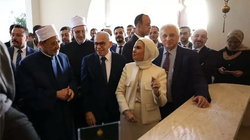 بحضور وزير الأوقاف شيخ الأزهر يتفقَّد المقر الرئيس لـبيت الزكاة