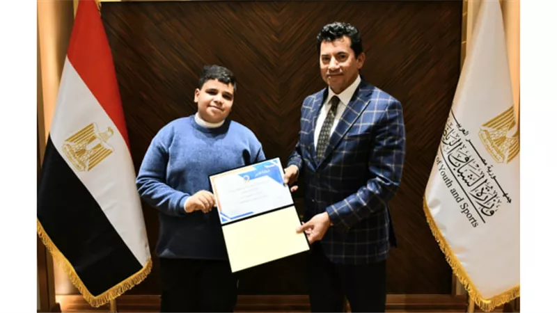 وزير الشباب يدعم المخترع الصغير صاحب ابتكار نظارة ذكية للمكفوفين