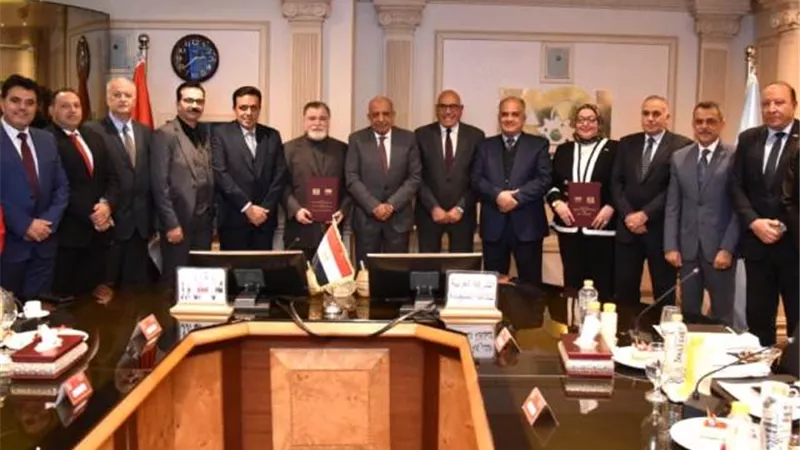 رئيس الهيئة ووزير الكهرباء يشهدان توقيع عقد مشروع الألواح الشمسية