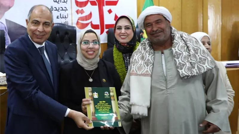 محافظ المنيا يسلم 140 عقدًا لتقنين أراضي أملاك الدولة