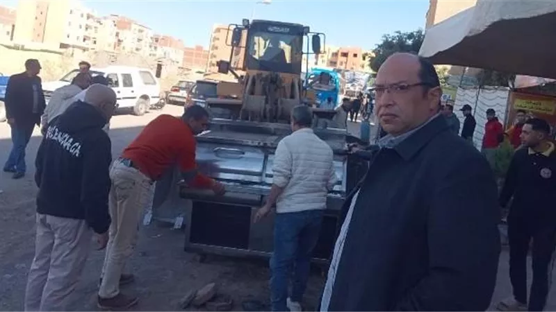 عامر: جهاز مدينة بدر يشن حملة شرسة لإزالة المخالفات فى الأحياء.. صور