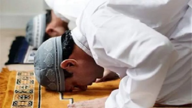 حكم الصلاة عند الحاجة لقضاء البول أو الريح