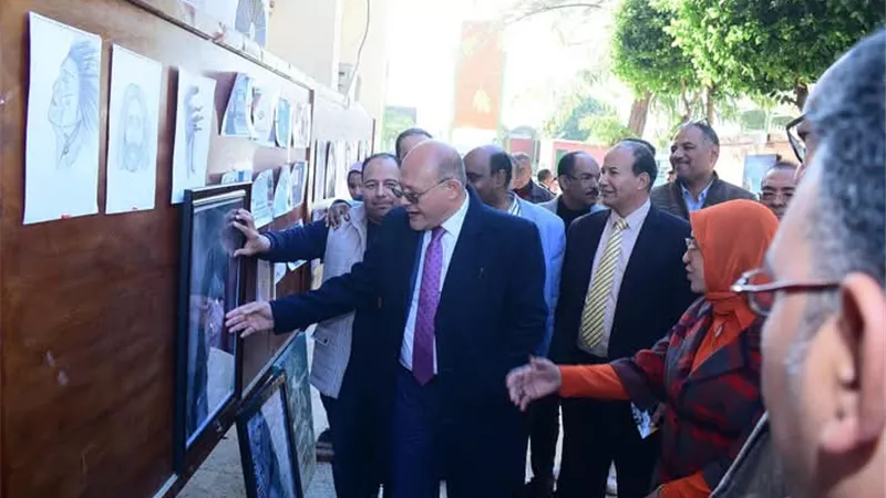 رئيس جامعة سوهاج يتفقد معرض مهرجان 