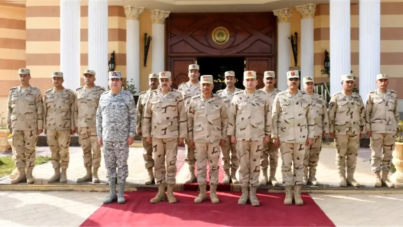 وزير الدفاع يتفقد جاهزية قوات الدفاع الجوي ويلتقي بالمقاتلين