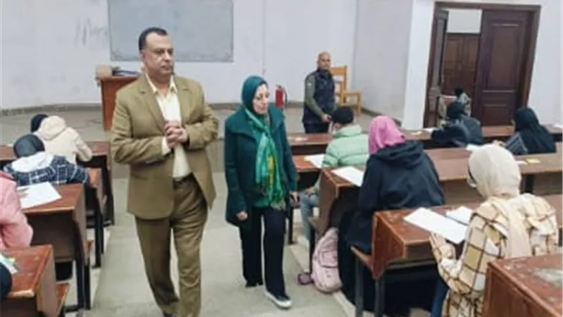 نائب رئيس جامعة بنها تتفقد سير الامتحانات بكلية التربية