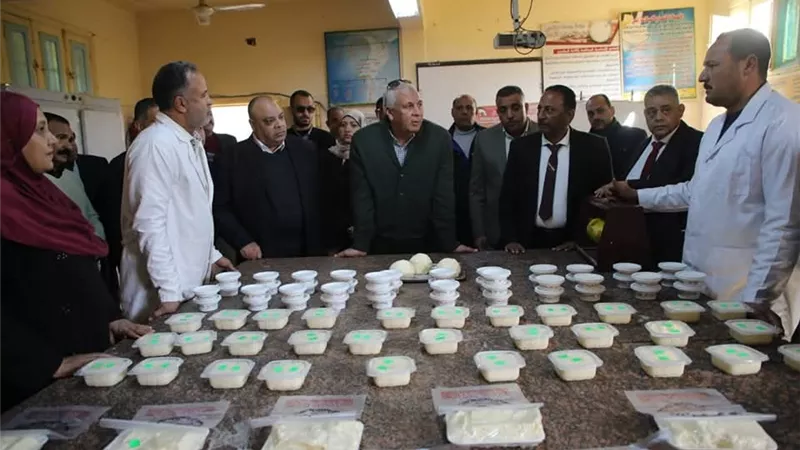محافظ الوادي الجديد يتفقّد زراعية الخارجة ويوجه بتسويق منتجات المدرسة