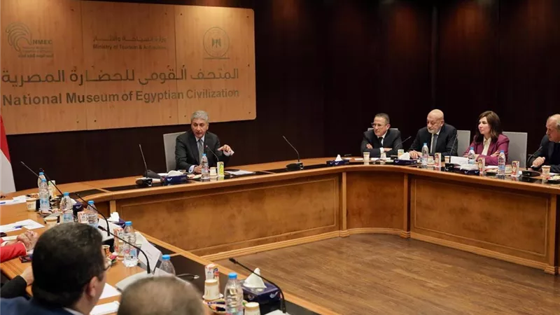 وزير الاثار يناقش تطوير نظم التعليم مع عمداء كليات السياحة والفنادق