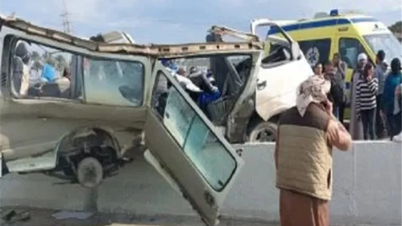 إصابة 8 فى تصادم سيارة ميكروباص بالرصيف فى الفيوم