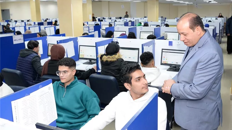 رئيس جامعة المنصورة يتفقد امتحانات الفصل الدراسي الأول