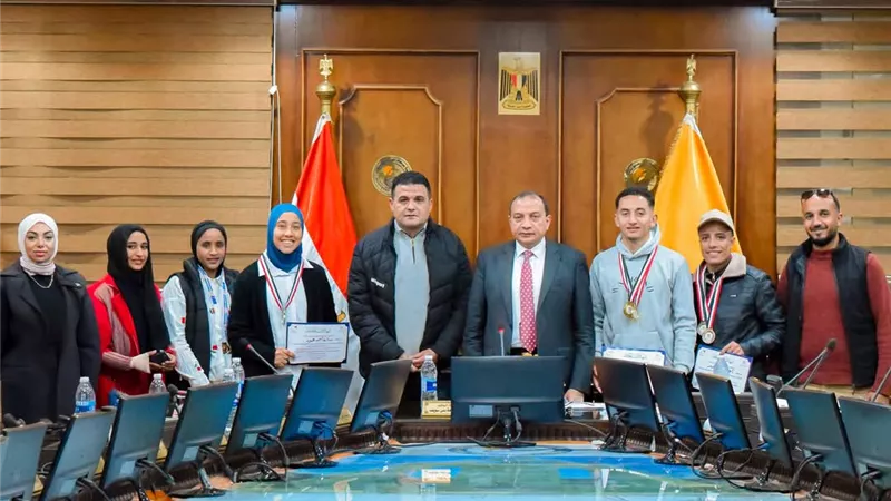 تكريم الطلاب المتميزين فى الانشطه بجامعة بنى سويف