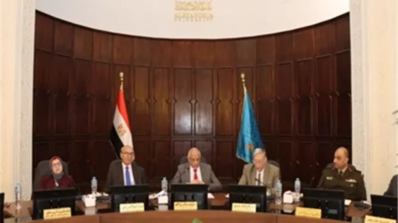 جامعة الإسكندرية تستعرض استعدادات الكليات لامتحانات الترم الأول