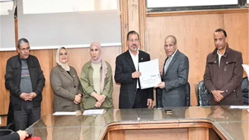 جامعة قناة السويس تكرم الفائزين بمسابقتي الطالب المثالي والشطرنج