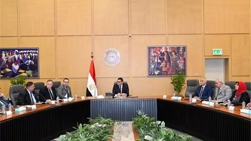 الشربيني يوجه بسرعة البت في طلبات المستثمرين بالمدن الجديدة
